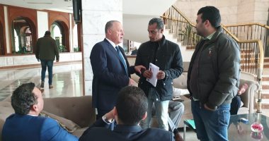 صور.. أبو ريدة يعقد جلسة ودية مع مندوبى الأندية
