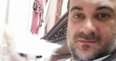 أنا وأليفى.. أحمد الكيكى يشارك بصوره مع قطته: "لى لى بتسمع كلامى"