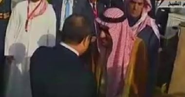 السيسي يستقبل الملك سلمان بمطار شرم الشيخ للمشاركة بالقمة العربية الأوروبية.. فيديو