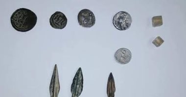 ضبط عملات فضية وبرونزية وقطع يشتبه بأثريتها بحوزة راكب بمطار الأقصر الدولى