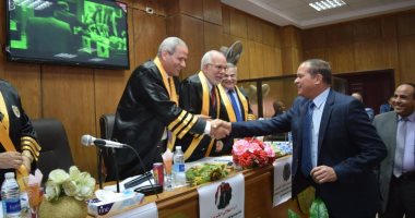 صور.. وزير التربية والتعليم السابق يناقش رسالة ماجستير بجامعة سوهاج