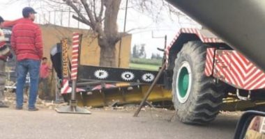قارئ يشارك بصور لحادث انقلاب سيارة نقل على طريق كفر شكر