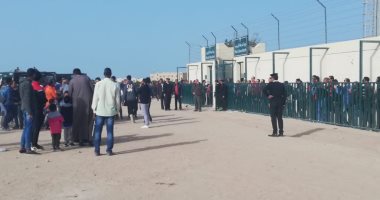 صور.. زحام خارج ملعب الجونة قبل مباراة الأهلى فى الدوري