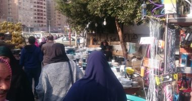 صور.. العشوائية والباعة الجائلون يحاصرون ميدان ألف مسكن          