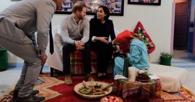 شاهد.. فتاة مغربية ترسم الحنّاء على يدى ميجان ماركل.. فيديو وصور