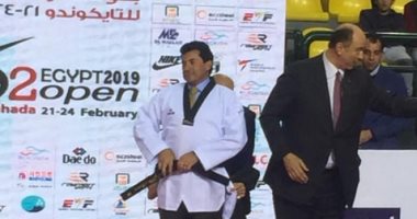 صور ..الاتحاد المصري للتايكوندو يهدي وزير الرياضة الحزام الأسود