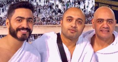 بعد نجاح حفلته فى السعودية.. تامر حسنى يؤدى مناسك العمرة برفقة شقيقه