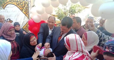 فيديو وصور.. محافظ القليوبية يدشن الحملة القومية للتطعيم ضد شلل الأطفال بـ"تورتة"