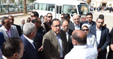صور.. رئيس الوزراء يوجه بزيادة حضور عدد الأطباء بمستشفى السويس العام  