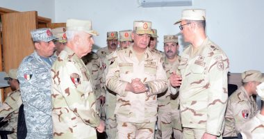 وزير الدفاع يتفقد أعمال التطوير بمعهد نظم المعلومات للقوات المسلحة 