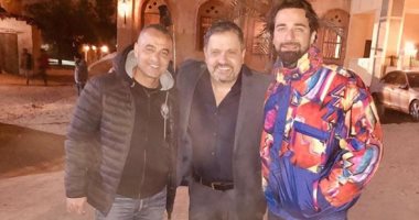 صورة.. إدوارد يسخر من "جاكيت" أحمد حاتم فى كواليس "حكايتى"
