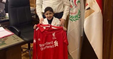 وفاة الطفل زياد بعد تحقيق محمد صلاح أمنيته بإهدائه تي شيرت يحمل توقيعه