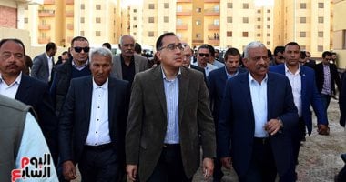 رئيس الوزراء يتفقد استاد السويس خلال زيارته للمحافظة