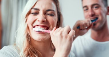 دراسة برازيلية: تطهير فرشاه الأسنان يحمى من عدوى فيروس كورونا