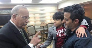 صور.. وزير العدل يلتقى طفل القاهرة الجديدة بعد علاجه من عقر الكلاب