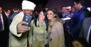 المواطنون يحتفون برانيا المشاط وسحر نصر  خلال زياتهما معبد أبو سمبل