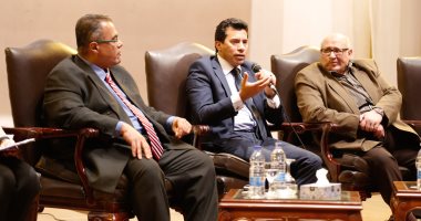 صور.. وزير الرياضة لطلاب جامعة عين شمس: "مصر رجعت تانى تستضيف البطولات الدولية"