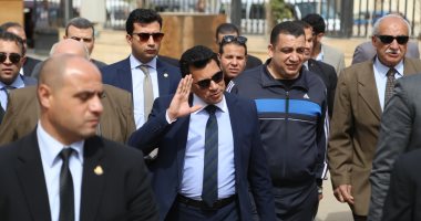 وزير الرياضة يتفقد الملاعب الخماسية بجامعة عين شمس ويشهد عروضا استعراضية.. فيديو