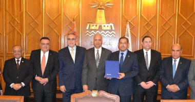 جامعة الإسكندرية والمحافظة يوقعان بروتوكول تعاون لتدريب شباب الأطباء