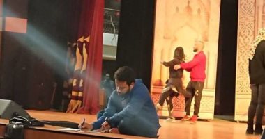 سامح حسين يشارك متابعيه بصورة من بروفة مسرحيته الجديدة "جحا" 