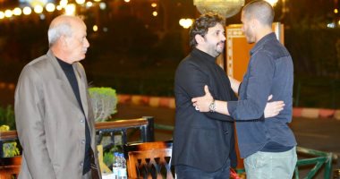 عمرو سعد وأمير كرارة ورمضان صبحى يقدمون واجب العزاء فى والدة مصطفى خاطر