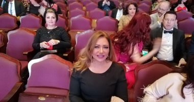 صور.. ليلى علوى ونور ويسرا اللوزى على السجادة الحمراء فى ختام أسوان لسينما المرأة