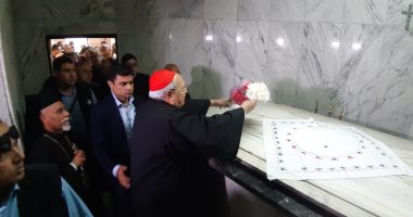رئيس مجمع الكنائس الشرقية يضع إكيل زهور بمزار المطارنة ويؤكد: مصر بلد الأمن
