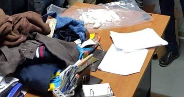 صور.. جمارك الطرود تحبط تهريب 11 كيس لمخدر الآيس مخبأة داخل بالطو