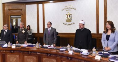 الحكومة تقف دقيقة حداد على أرواح ضحايا حادث حريق قطار محطة مصر.. والرئيس يتابع الحادث لحظة بلحظة.. و"مدبولى" يطلب بفتح تحقيق فورى.. ويشدد: أى خطأ أو إهمال أو تقصير سيواجه بحساب عسير وجميع المسئولين بموقع الحريق