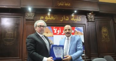 كلية دار العلوم تكرم رئيس اتحاد كتاب مصر.. صور