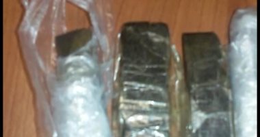 ضبط راكبة بمطار القاهرة حاولت تهريب كمية من الحشيش المخدر بملابسها 