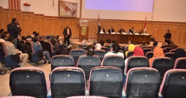 صور.. المحافظ يلتقى سكان مدينة أسيوط الجديدة.. ويعلن ضخ المياه بمزرعة الغريب بعد تعطلها لمدة 13 عاما