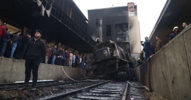 القصة الكاملة لأسباب حادث حريق قطار محطة مصر.. تصادم جرار مفرد بنهاية رصيف 6 أدى لانفجار تانك السولار وتحطم الرصيف والمكاتب المجاورة.. ورئيس السكة الحديد يحمل السائق المسئولية لتركه جرار القطار يسير بدونه.. صور