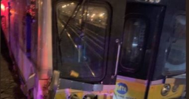 صور.. قطاران يدهسان سيارة فى أمريكا ومصرع وإصابة 10 أشخاص.. الحادث تسبب فى حالة من الفوضى والارتباك بالسكة الحديد بلونج آيلاند فى نيويورك..والركاب يؤكدون:المعبر خطير للغاية والقطار خرج عن القضبان واصطدم بالرصيف