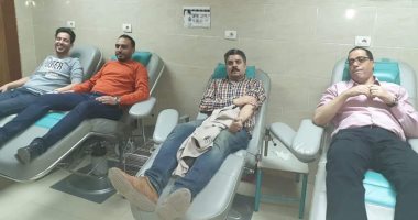  صور..  شباب حزب "إرادة جيل" يتبروعون بالدم لصالح ضحايا حادث القطار 