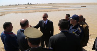 محافظ قنا يتابع موقف انهيار أحد سدود أحواض تجميع مياه الصرف بنجع حمادي