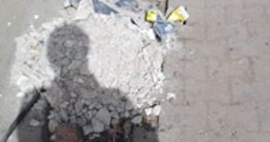قارئ يشكو من تكسير الرصيف بشارع عمر المختار فى المطرية