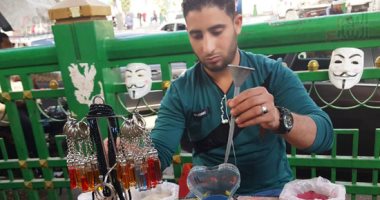 عمر تحدى البطالة فتعلم الرسم على  الرمال ووقف بشوارع اسيوط يعرض موهبته