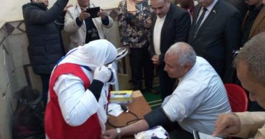 صور.. محافظ الوادى الجديد ويجرى فحوصات فيروس سى فى 100 مليون صحة
