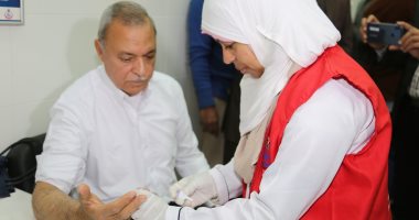 محافظ قنا يجرى تحليل فيروس سى ضمن مبادرة 100 مليون صحة