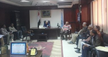 رئيس مدينة إسنا يبحث تشطيب المنازل بلون موحد وشاشات بالقرى لكأس أمم إفريقيا