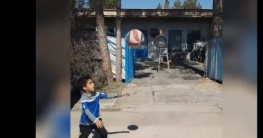 شاهد.. طفل إيرانى يتحدى محمد صلاح ويقلد "سجوده"