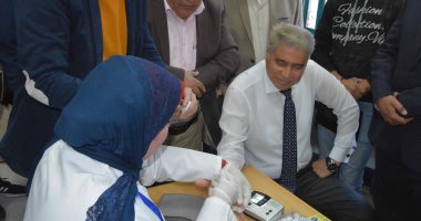 صور..محافظ المنيا يجرى فحوصات فيروس سى خلال إطلاق مبادرة 100 مليون صحة