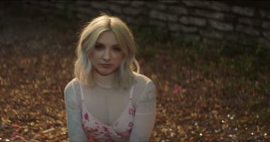 فيديو.. أغنية جوليا مايكلز "Happy" تحقق 355 ألف مشاهدة على يوتيوب