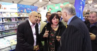 شاهد.. وزيرة الثقافة تتفقد معرض الشيخ زايد للكتاب 
