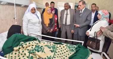 فيديو وصور.. محافظ أسيوط يزور سيدة "بكماء" عانت من الإهمال لمدة 12 عاماً