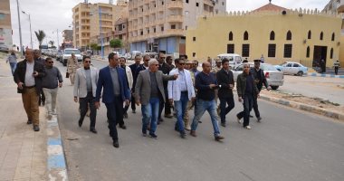 فيديو وصور.. محافظ مطروح يتفقد الشوارع ويوجه بإعادة تنسيقها وإزالة الإشغالات