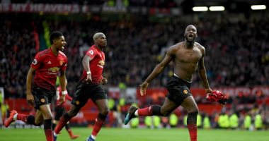 وفاة والد لاعب سوانزى يؤجل إعلان أولى صفقات مانشستر يونايتد
