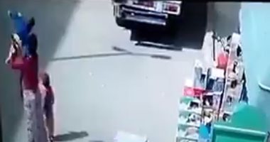 صور.. أم ترمى طفلها على الأرض بطريقة مروعة فى أسيوط