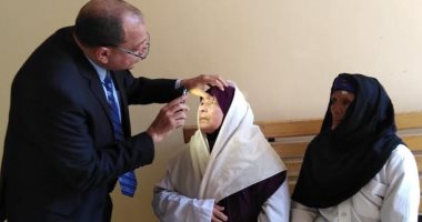 رئيس جامعة بنى سويف يجرى جراحة إزالة مياه لعجوز ضمن مبادرة نور العيون